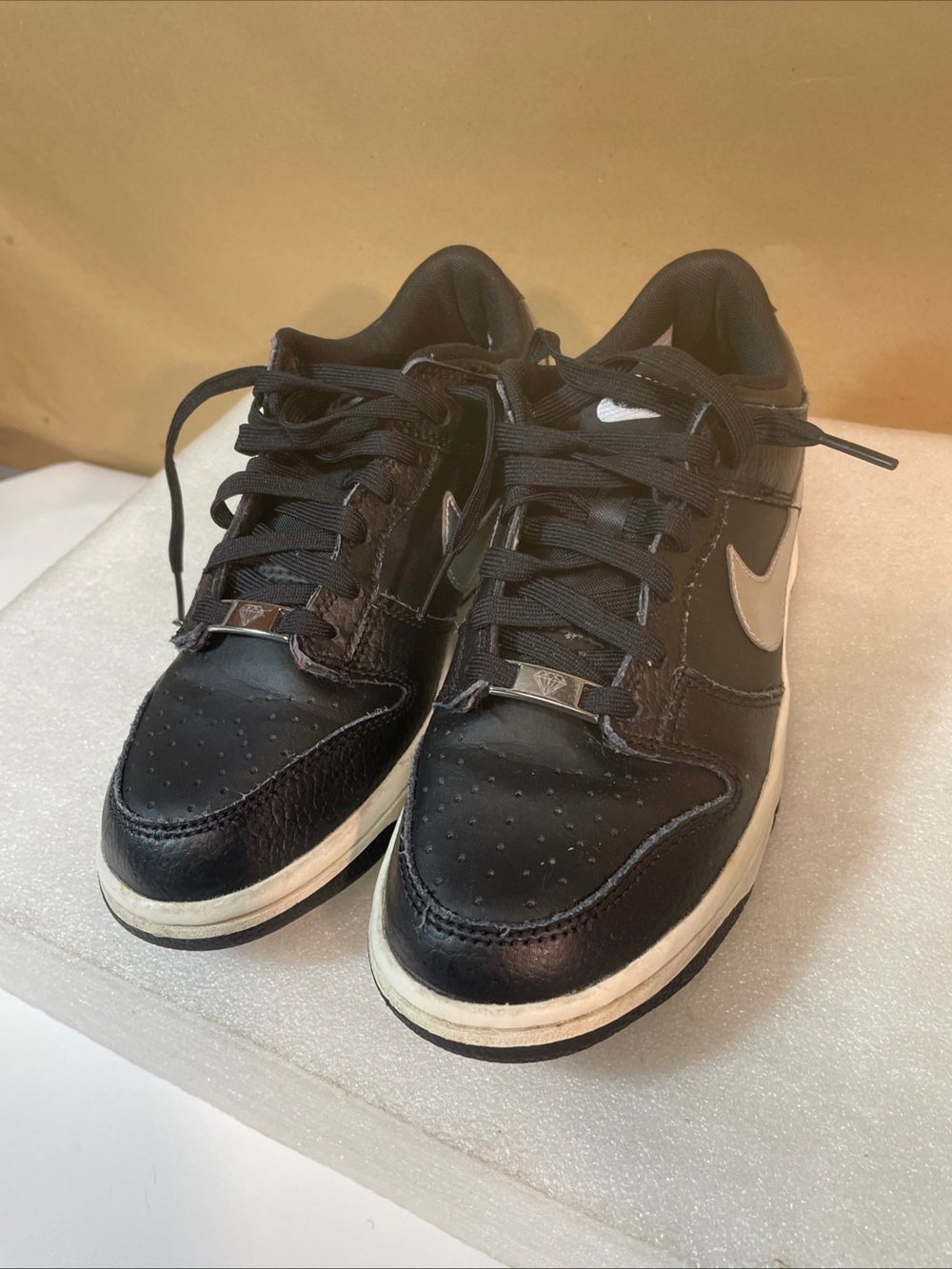 Nike Men’s Black Sneakers with White Swoosh and Cream Midsole 7 Y in size